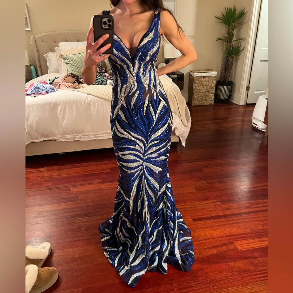 Bought it for an event I didn’t end up going to so it’s never been worn!